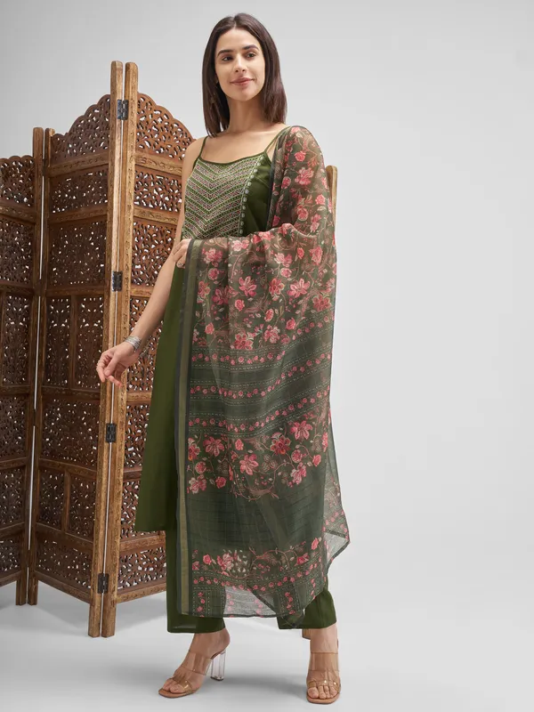 Vishudh Women Green Embroidered Kurta And Trousers With Dupatta