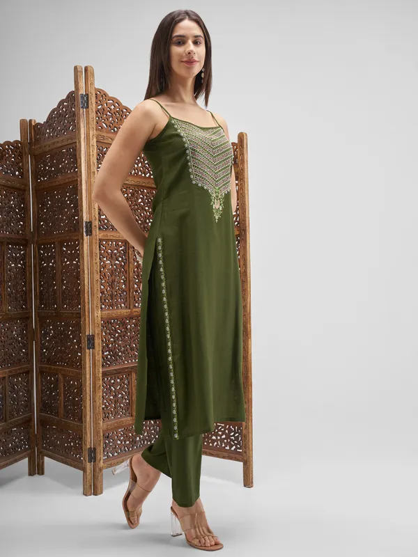 Vishudh Women Green Embroidered Kurta And Trousers With Dupatta