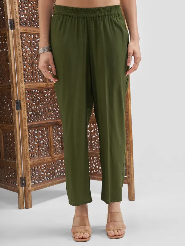 Vishudh Women Green Embroidered Kurta And Trousers With Dupatta