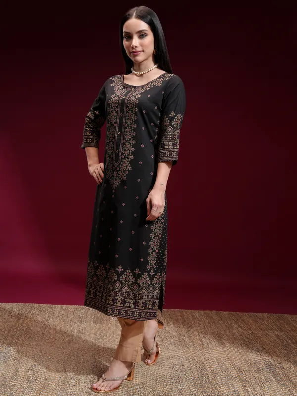  Vishudh Women Black Printed Straight Kurtas