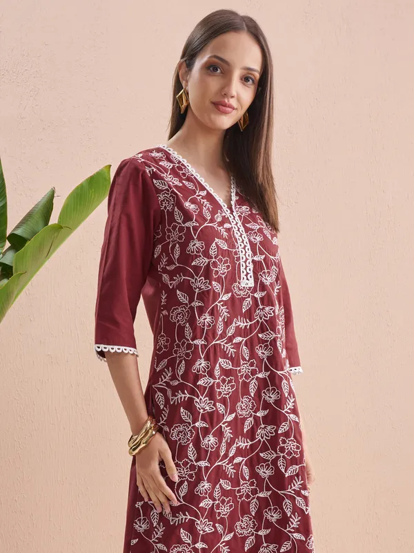 Vishudh Women Burgundy Embroidered Straight Kurta