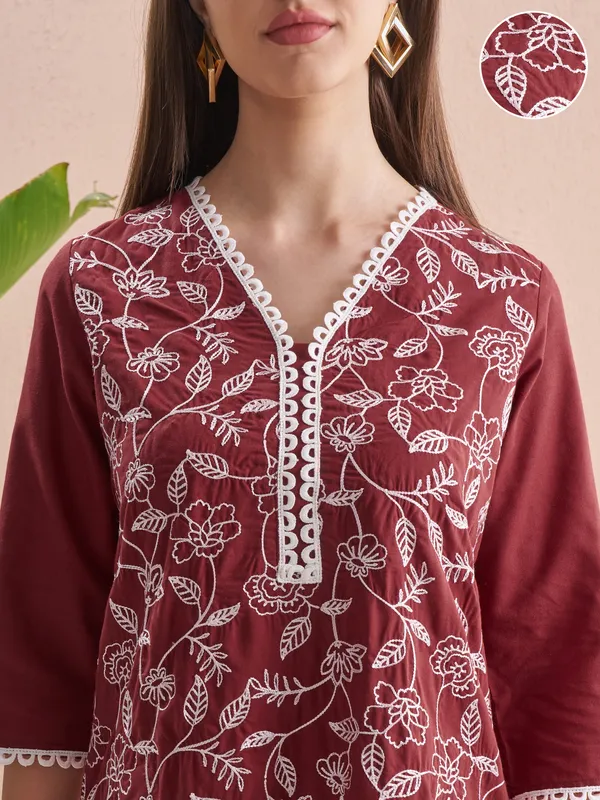 Vishudh Women Burgundy Embroidered Straight Kurta