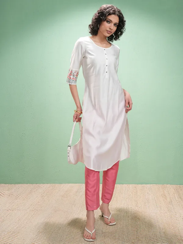 Vishudh Women Off White Embroidered Straight Kurta