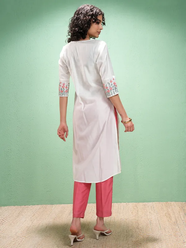 Vishudh Women Off White Embroidered Straight Kurta