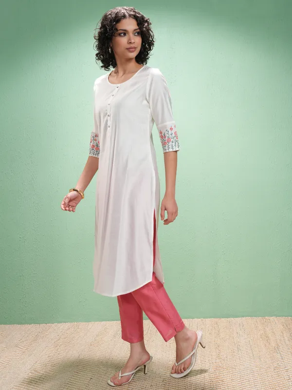 Vishudh Women Off White Embroidered Straight Kurta
