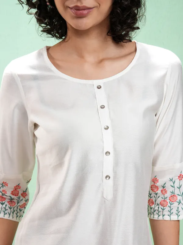 Vishudh Women Off White Embroidered Straight Kurta