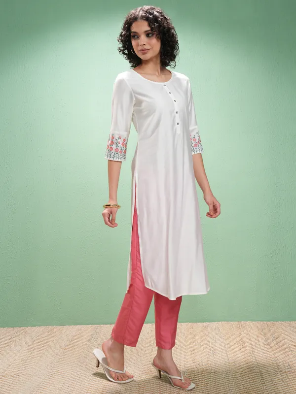 Vishudh Women Off White Embroidered Straight Kurta
