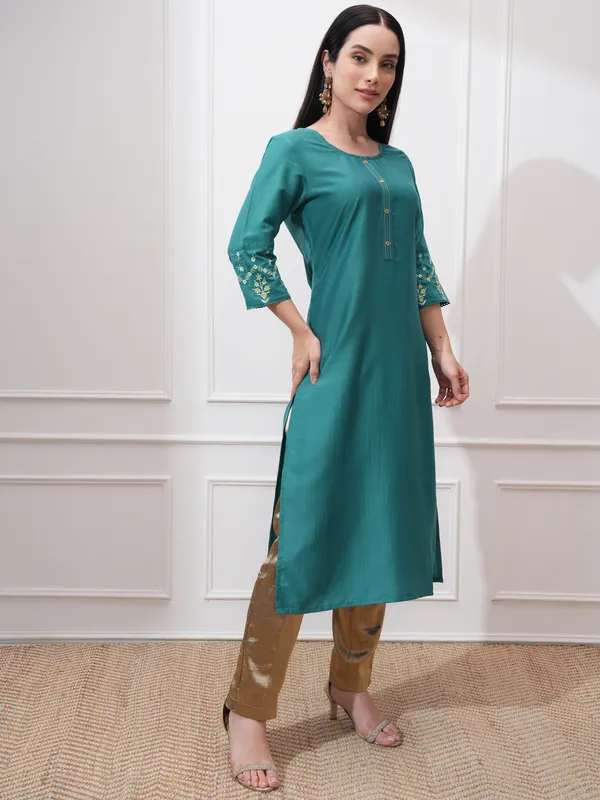 Vishudh Women Green Embroidered Straight Kurta