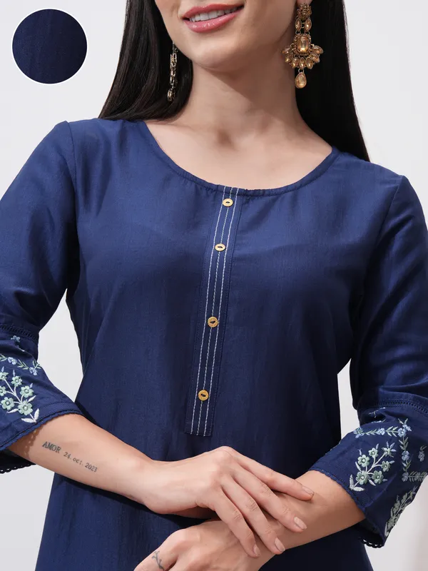 Vishudh Women Blue Embroidered Straight Kurta