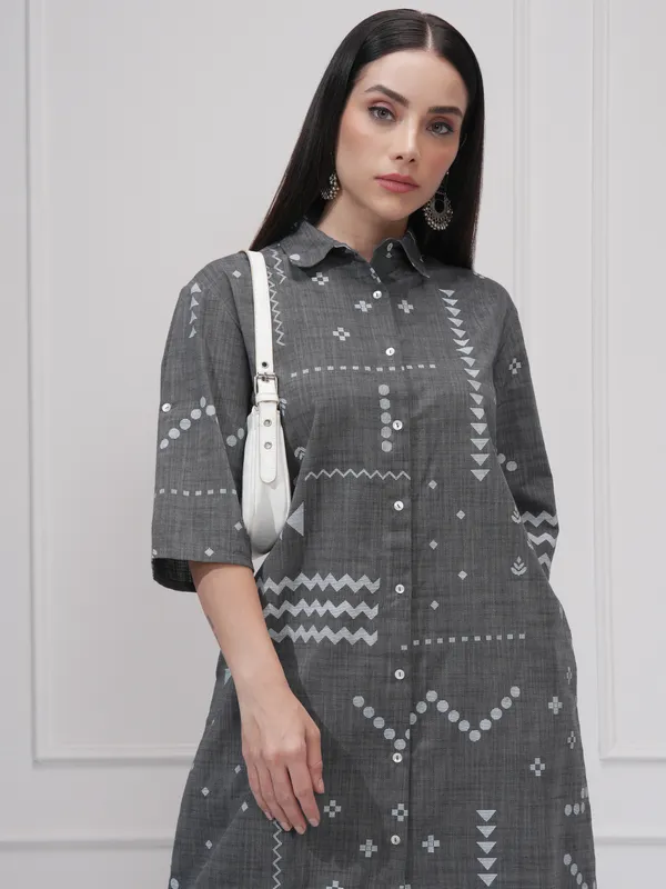 Vishudh Women Black Printed Straight Kurta