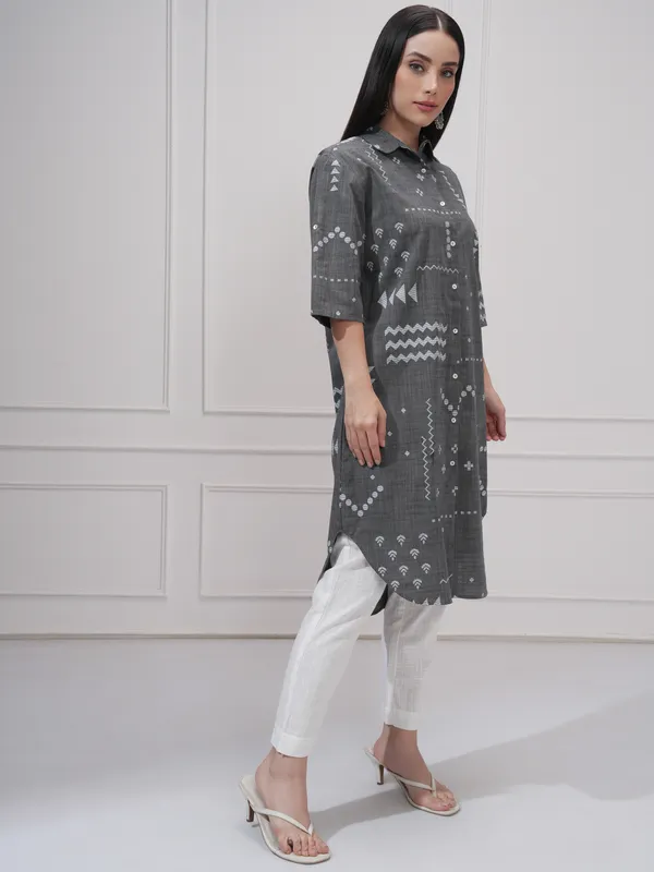 Vishudh Women Black Printed Straight Kurta