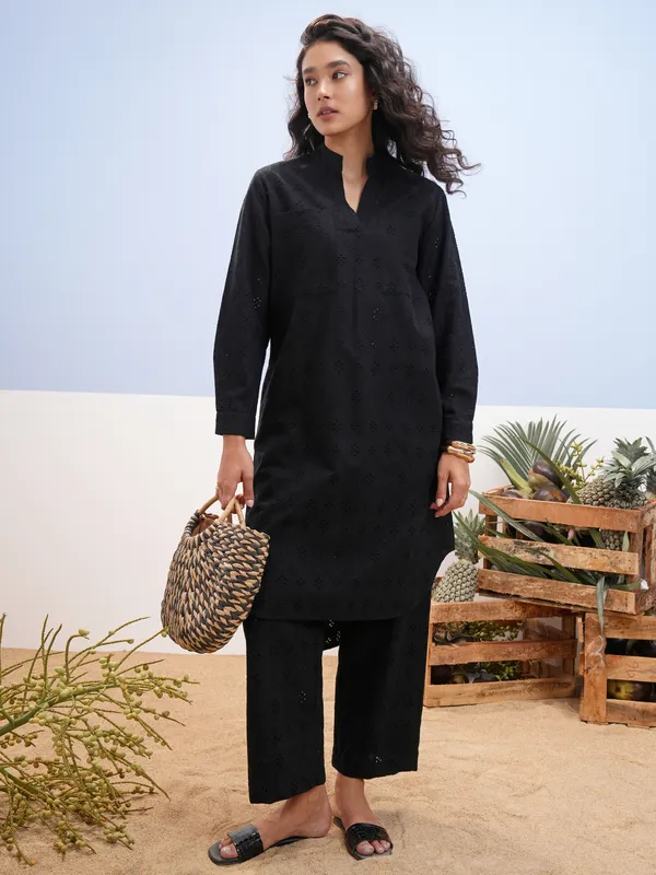 Vara By Vishudh Women Black Embroidered Straight Kurta