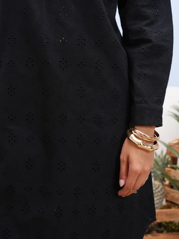 Vara By Vishudh Women Black Embroidered Straight Kurta