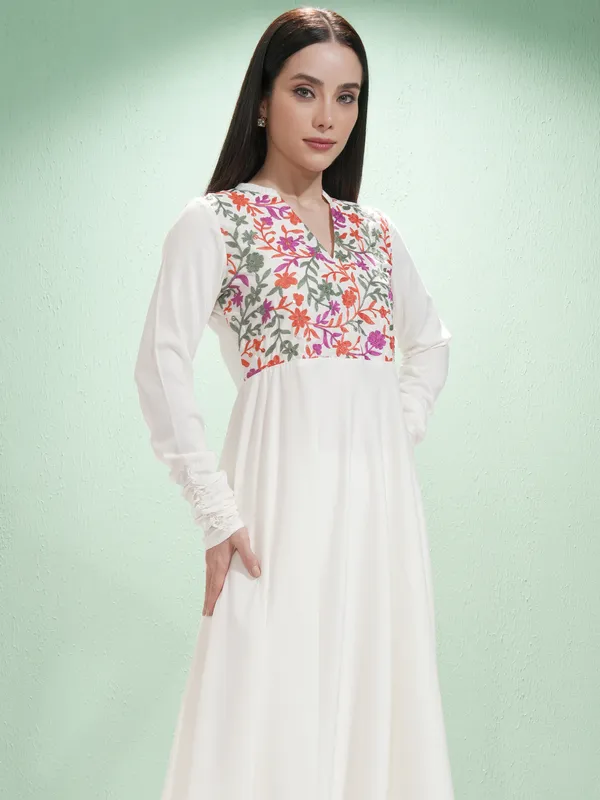 Vishudh Women Off White Embroidered A-Line Kurta