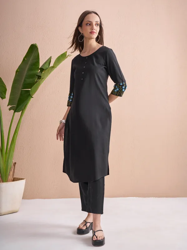 Embroidered Straight Kurta