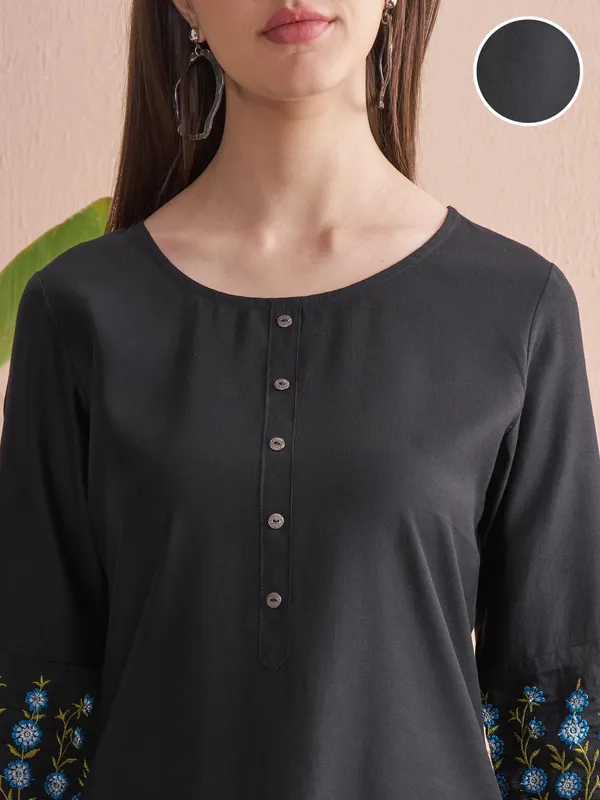 Embroidered Straight Kurta