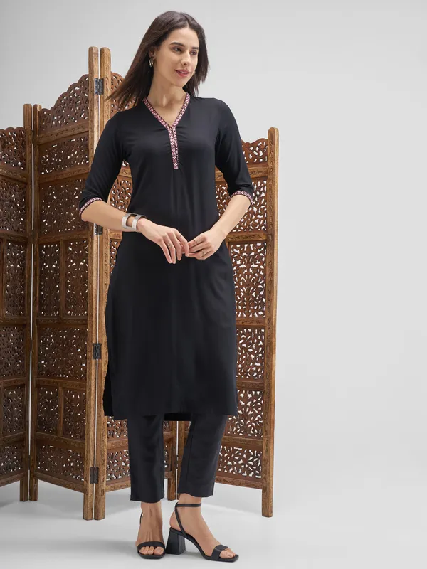 Vishudh Women Black Embroidered Straight Kurta