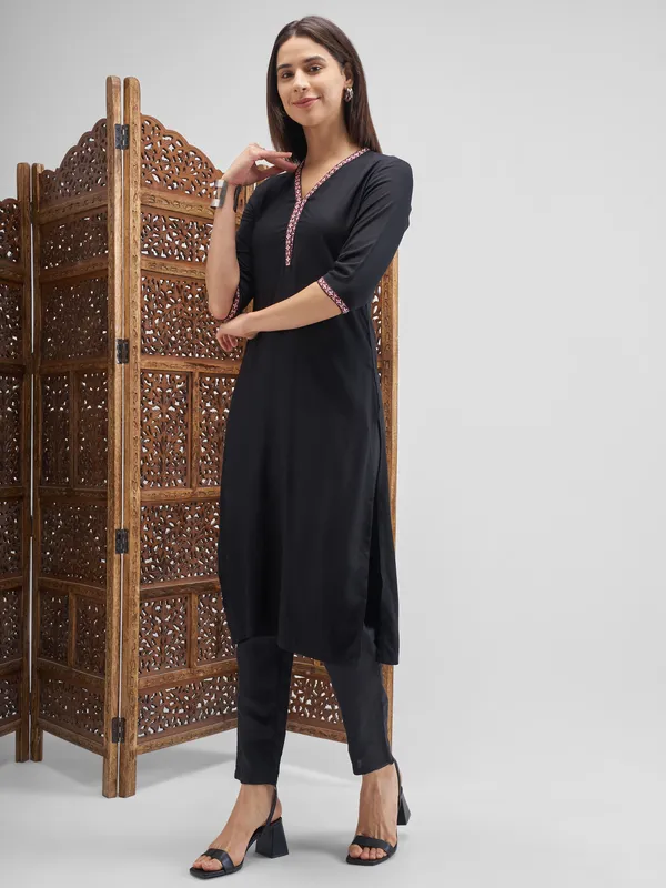Vishudh Women Black Embroidered Straight Kurta