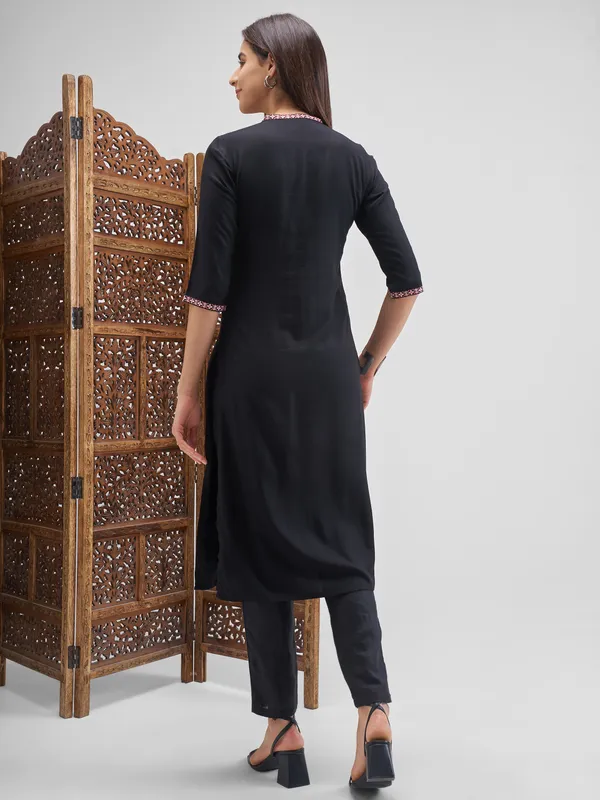 Vishudh Women Black Embroidered Straight Kurta