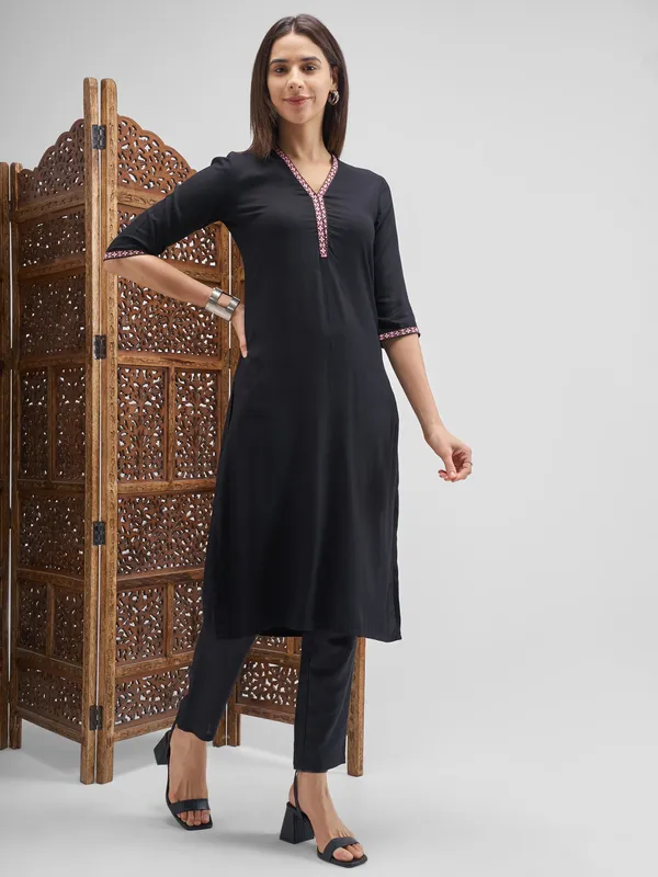 Vishudh Women Black Embroidered Straight Kurta