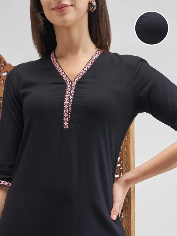 Vishudh Women Black Embroidered Straight Kurta