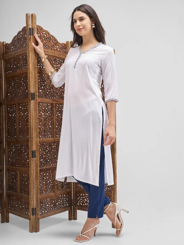 Vishudh Women Off White Embroidered Straight Kurta
