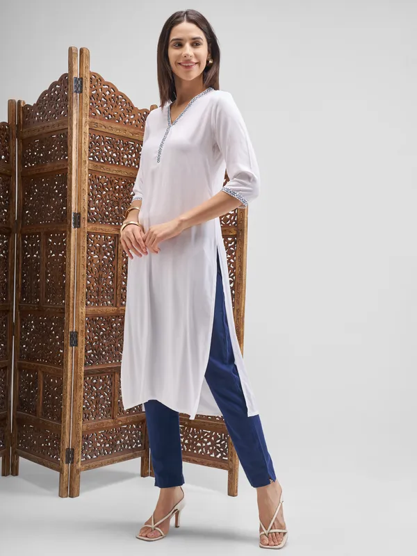 Vishudh Women Off White Embroidered Straight Kurta