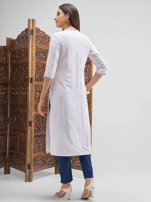 Vishudh Women Off White Embroidered Straight Kurta