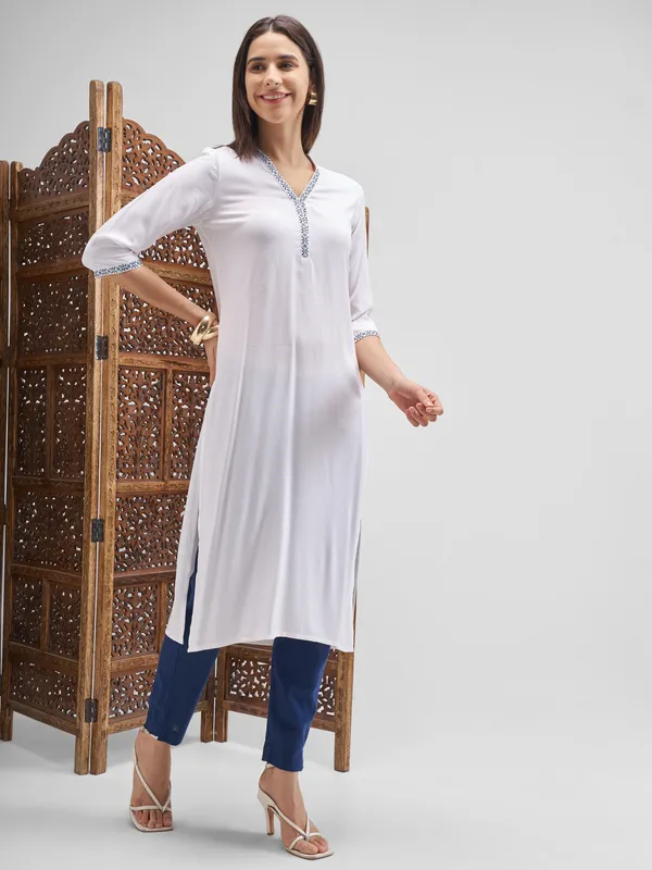 Vishudh Women Off White Embroidered Straight Kurta