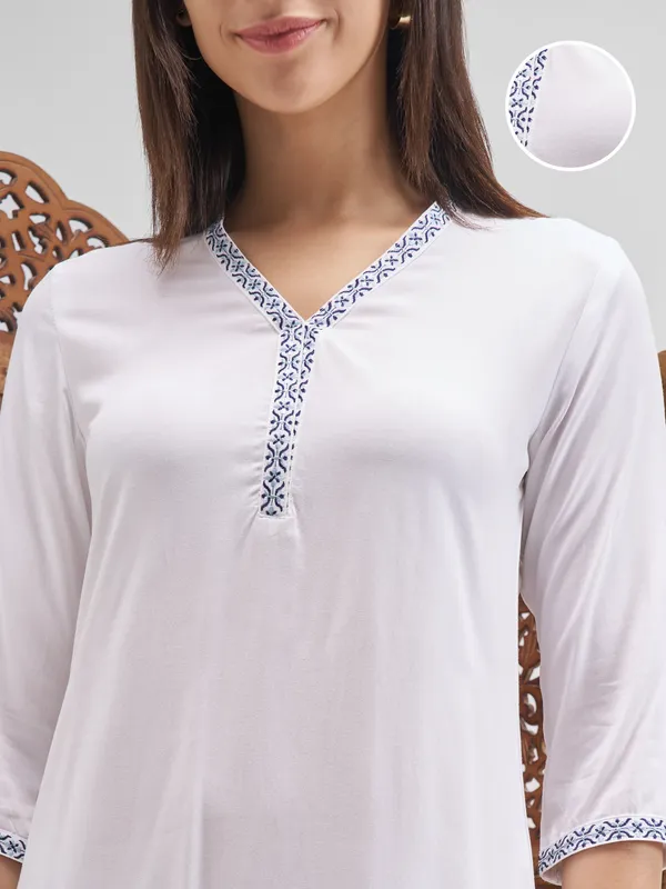 Vishudh Women Off White Embroidered Straight Kurta