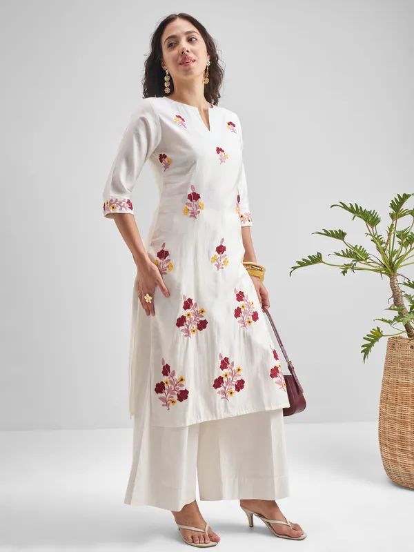 Vishudh Women Off White Embroidered Straight Kurta