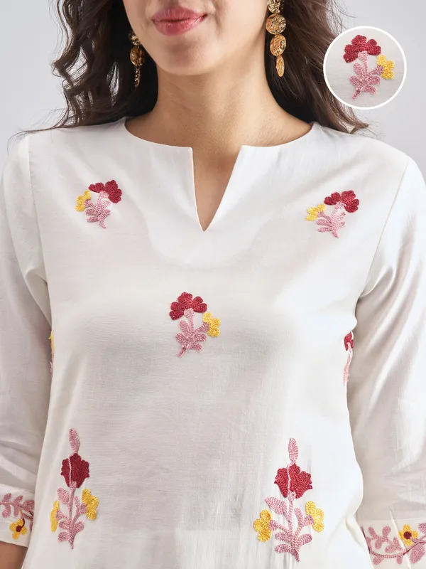 Vishudh Women Off White Embroidered Straight Kurta