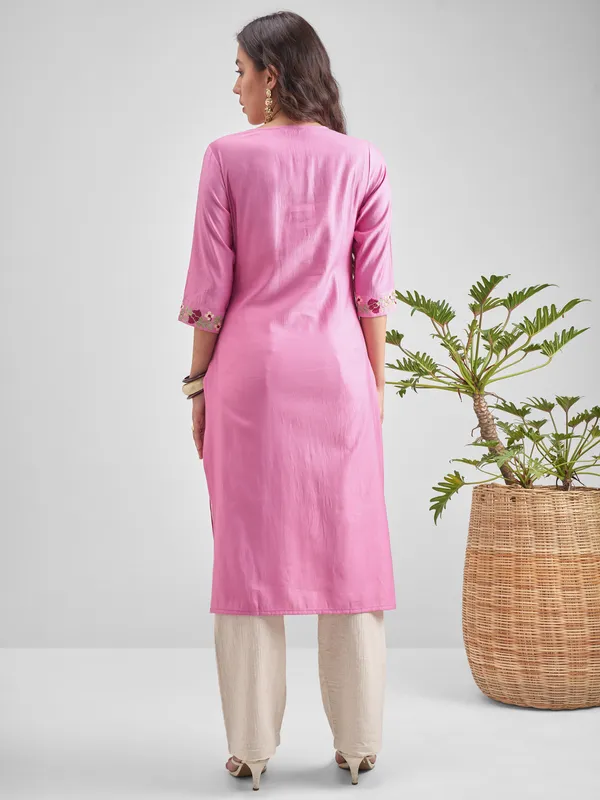 Vishudh Women Pink Embroidered Straight Kurta