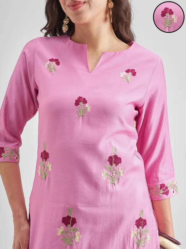 Vishudh Women Pink Embroidered Straight Kurta