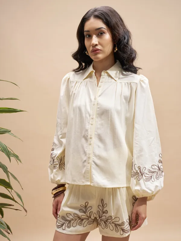 Vara By Vishudh Women Cream Shirt With Shorts Co-Ords