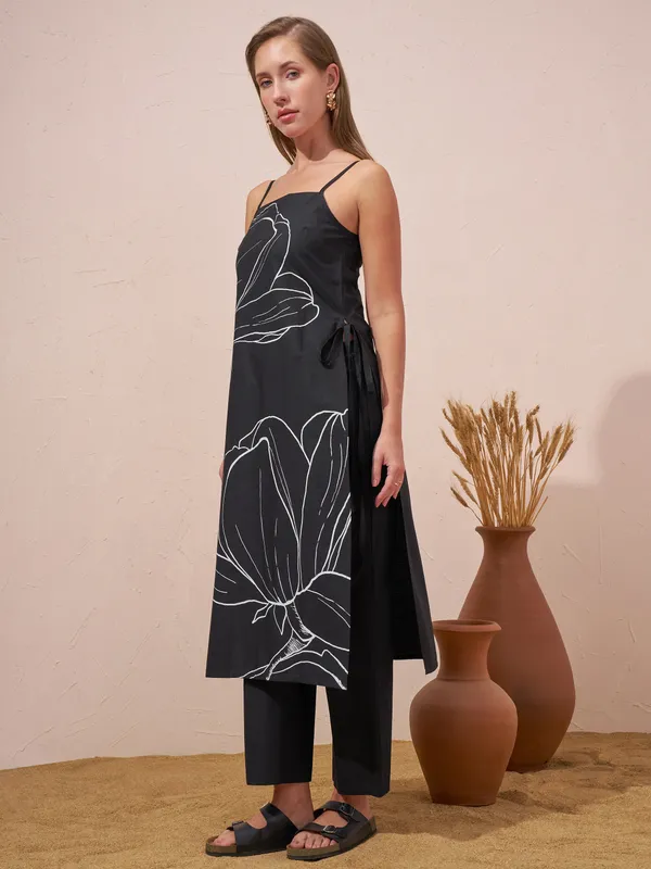 Vara By Vishudh Women Black Printed Kurta With Trouser