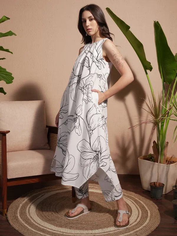 Vara By Vishudh Women White Printed Kurta With Trouser