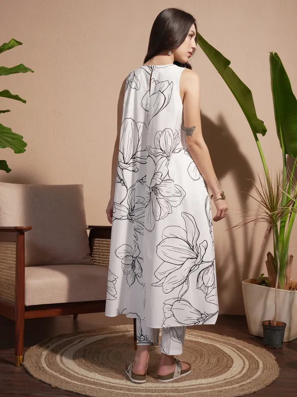 Vara By Vishudh Women White Printed Kurta With Trouser