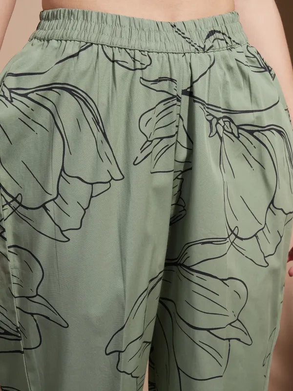 Vara By Vishudh Women Green Printed Kurta With Trouser