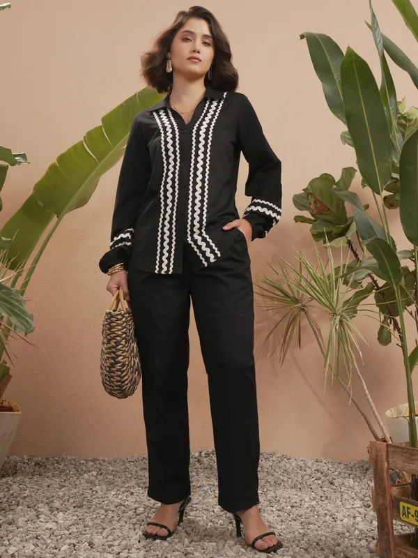 Vara By Vishudh Women Black Solid Straight Fit Casual Trouser