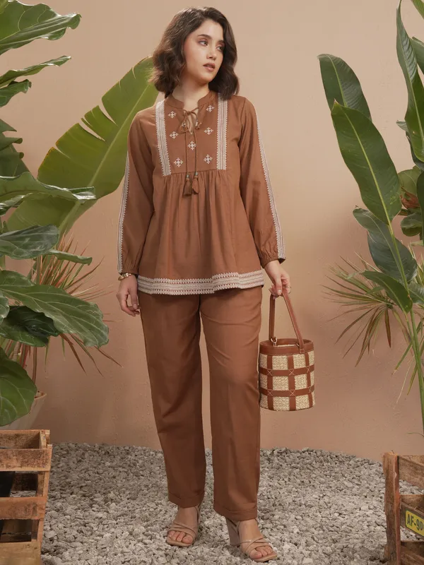 Vara By Vishudh Women Brown Solid Straight Fit Casual Trouser