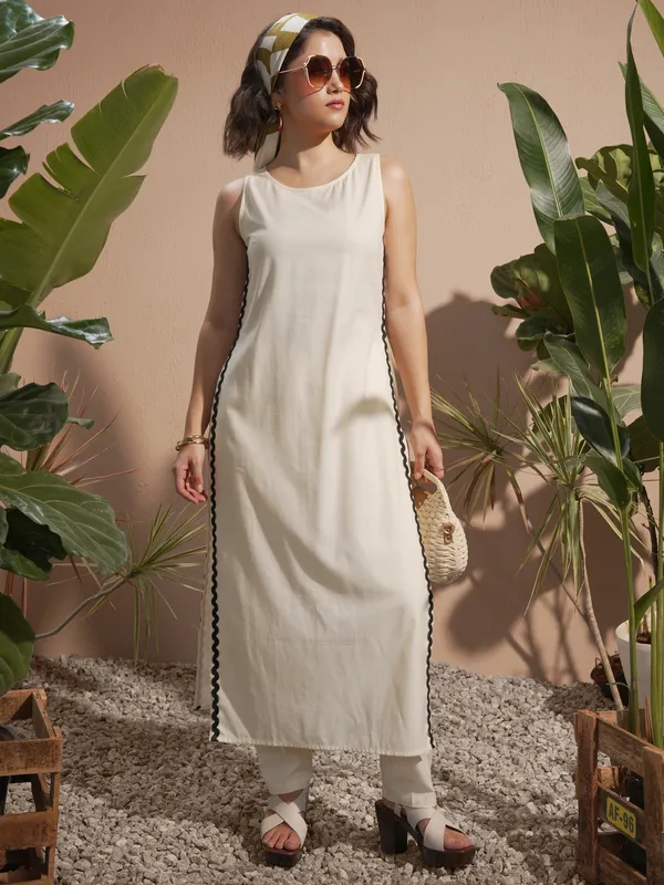 Vara By Vishudh Women Off White Solid Kurta With Trouser