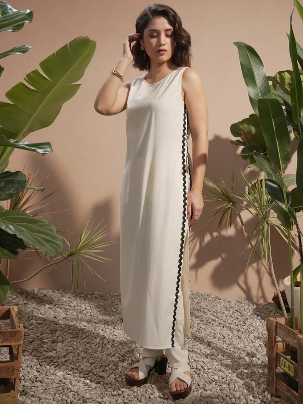 Vara By Vishudh Women Off White Solid Kurta With Trouser