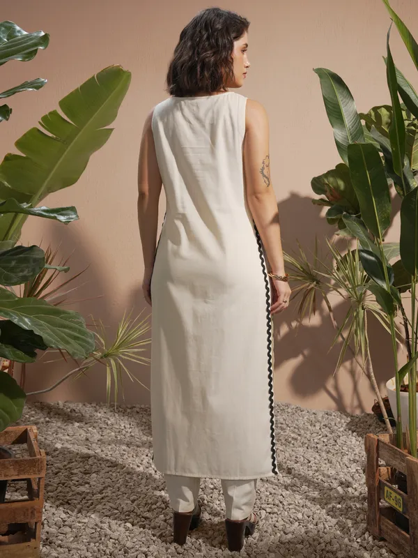 Vara By Vishudh Women Off White Solid Kurta With Trouser