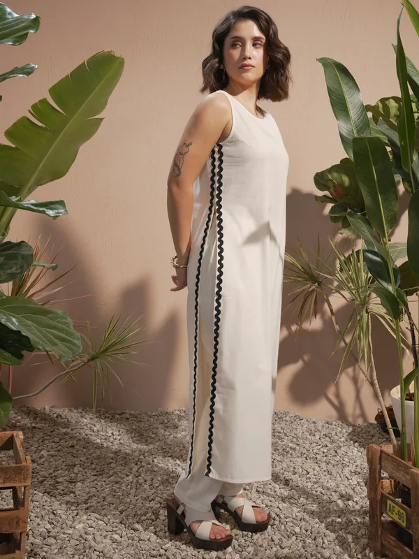 Vara By Vishudh Women Off White Solid Kurta With Trouser