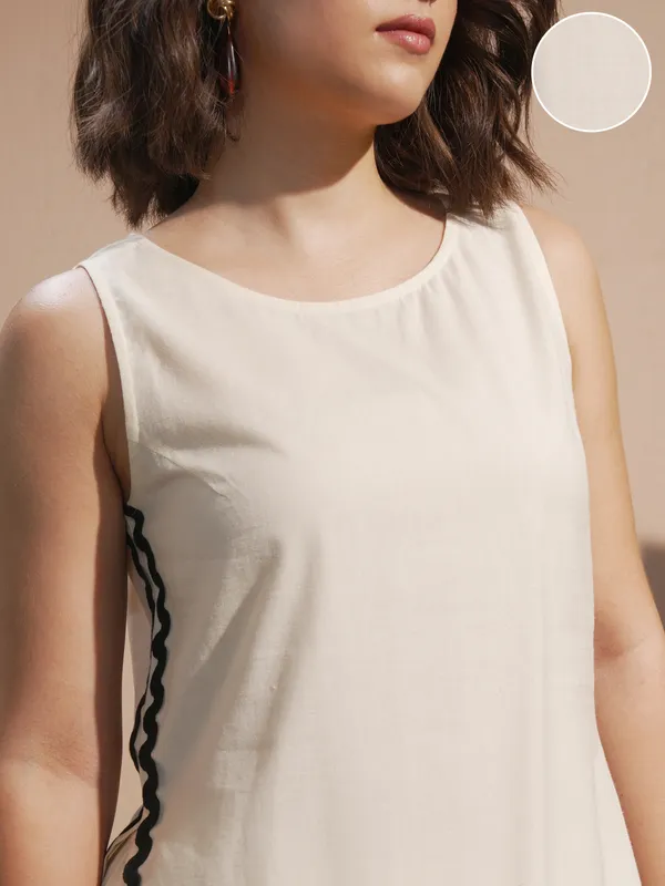 Vara By Vishudh Women Off White Solid Kurta With Trouser