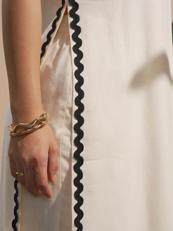 Vara By Vishudh Women Off White Solid Kurta With Trouser