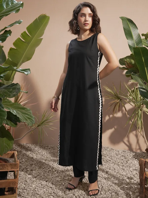 Vara By Vishudh Women Black Solid Kurta With Trouser