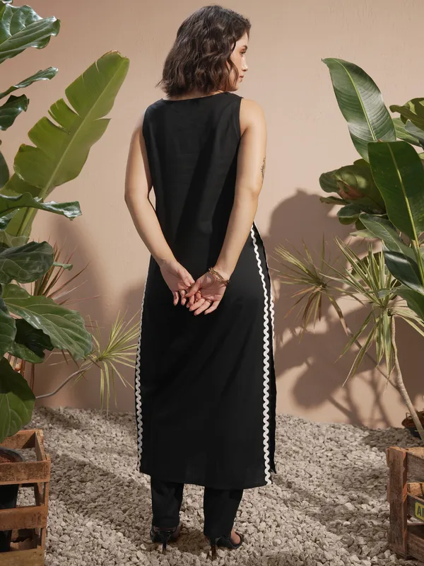 Vara By Vishudh Women Black Solid Kurta With Trouser