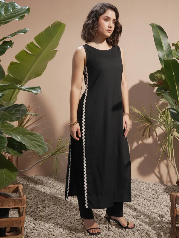 Vara By Vishudh Women Black Solid Kurta With Trouser